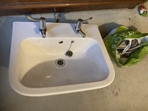 Ceramic washbasin with fittings - Picture 1 of 2