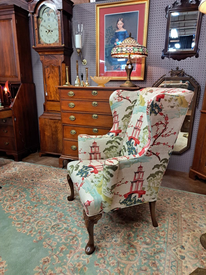 Sillón tapizado estilo Queen Anne con tela Chinoiserie nueva siglo XX. Foto 1 de 4