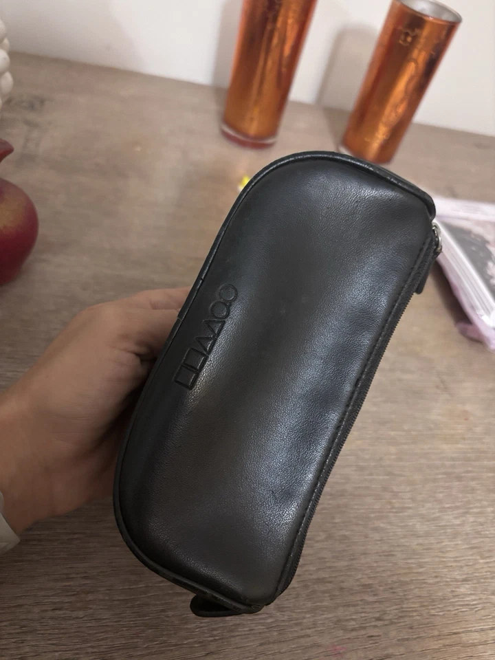 Bolsa Oliver Peoples de couro preta com fecho de zíper - Imagem 1 de 4