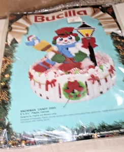 Bucilla Weihnachten Schneemann Herzstück Süßigkeiten Schale Kit 61126 Urlaub Bastelset Neu - Bild 1 von 2