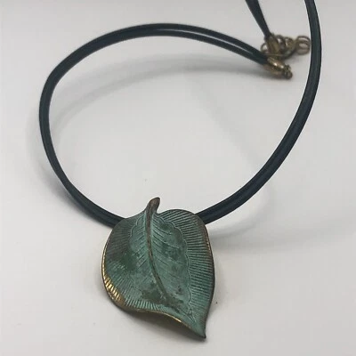 Gargantilla ajustable 16” Elaine Coyne hoja de latón pátina cuero crudo verde oscuro Foto 1 de 4