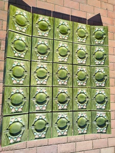 die Ofenkacheln vom antiken Kachelofen mehrfarbig Jugendstil - Bild 1 von 6