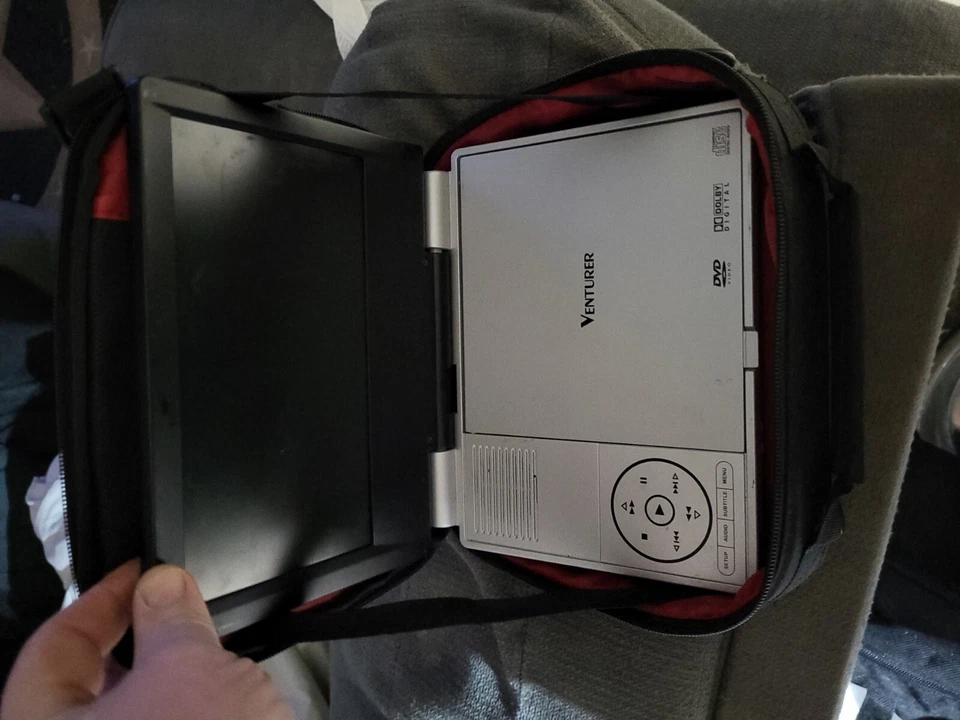 Reproductor de DVD portátil Venturer modelo #PVS8380 con estuche soporte lógico y DVD extra Foto 1 de 1