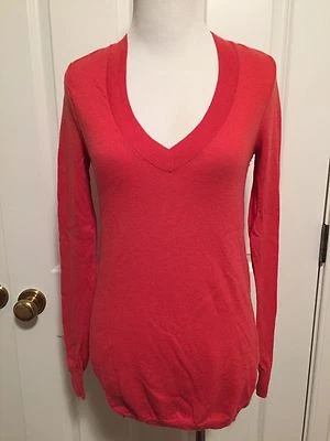 Suéter Martin + Osa Color Salmón Cuello en V Costuras Expuestas Cachemira Talla Pequeña S  Foto 1 de 4