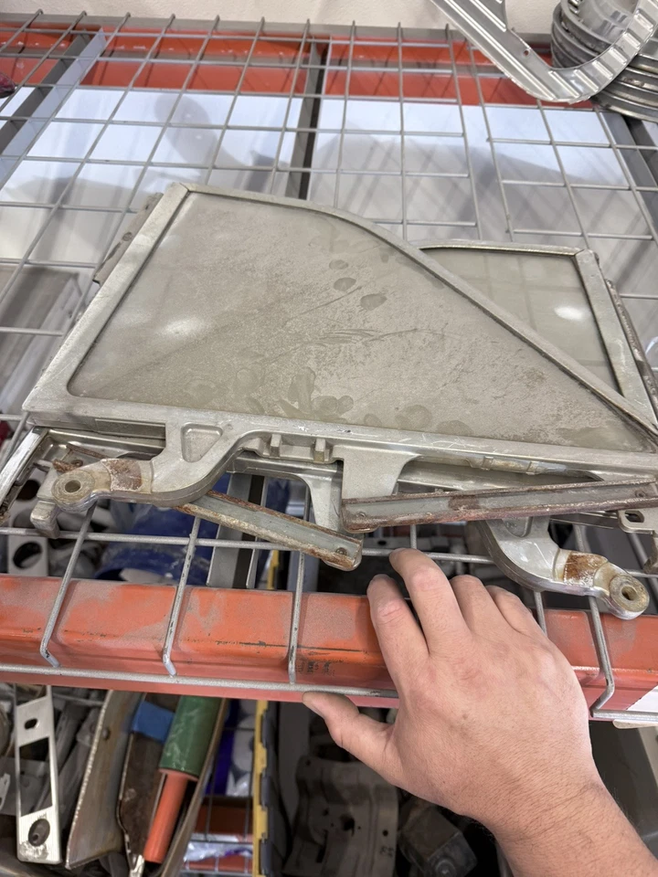 61 62 63 64 雪佛兰 IMPALA 可转换四分之一窗玻璃和框架。  — 第 1/1 张图片