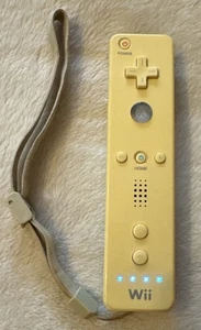 Official Nintendo White Remote Wiimote Motion Controller - Yellowed Plastic - Picture 1 of 12