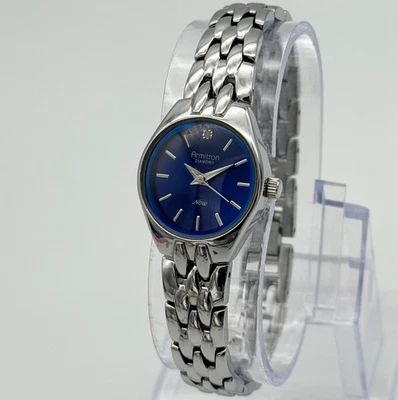 Reloj para dama ARMITRON ahora tono plata, esfera azul con detalles de diamantes, 22 mm, 75/5197 Foto 1 de 4