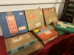 LOTTO DI 9 KIT DI FORMAZIONE CHRYSLER DEALER SERVIZIO FILM / DISCHI / LIBRO  - Foto 1 di 8