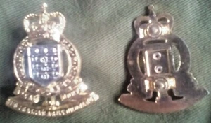 C1 1 X REPLICA METAL MILITARY BADGE   5 X 4 CM SHIELD TOP CROWN SCROOL - Photo 1 sur 1