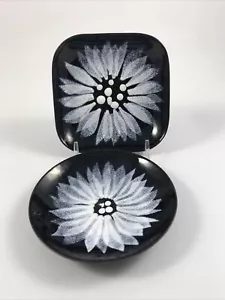 De colección BOVANO CHESHIRE 2 PLATOS/PLATOS DE METAL ESMALTADO MARGARITA - REDONDOS Y CUADRADOS MCM - Imagen 1 de 6