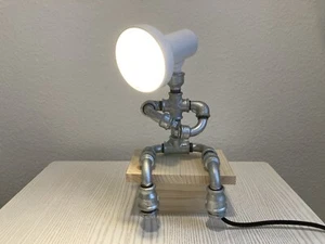 Designerlampe "Sitzender Mann" – Handgefertigt aus Temperguss mit E27-Fassung - Bild 1 von 5