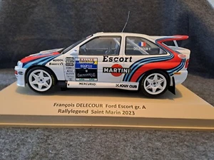 Delecour Miniature 1/18 Ford Escort Gr.A Rallylegend 2023 - Foto 1 di 8