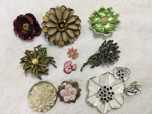 Mixed lot of 10 Metal enameled plastic Flowers brooches earrings - Picture 1 of 4