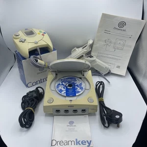 Sega Dreamcast Konsole Modell HKT-3030 mit Controller Kabel und Pistole - Bild 1 von 17