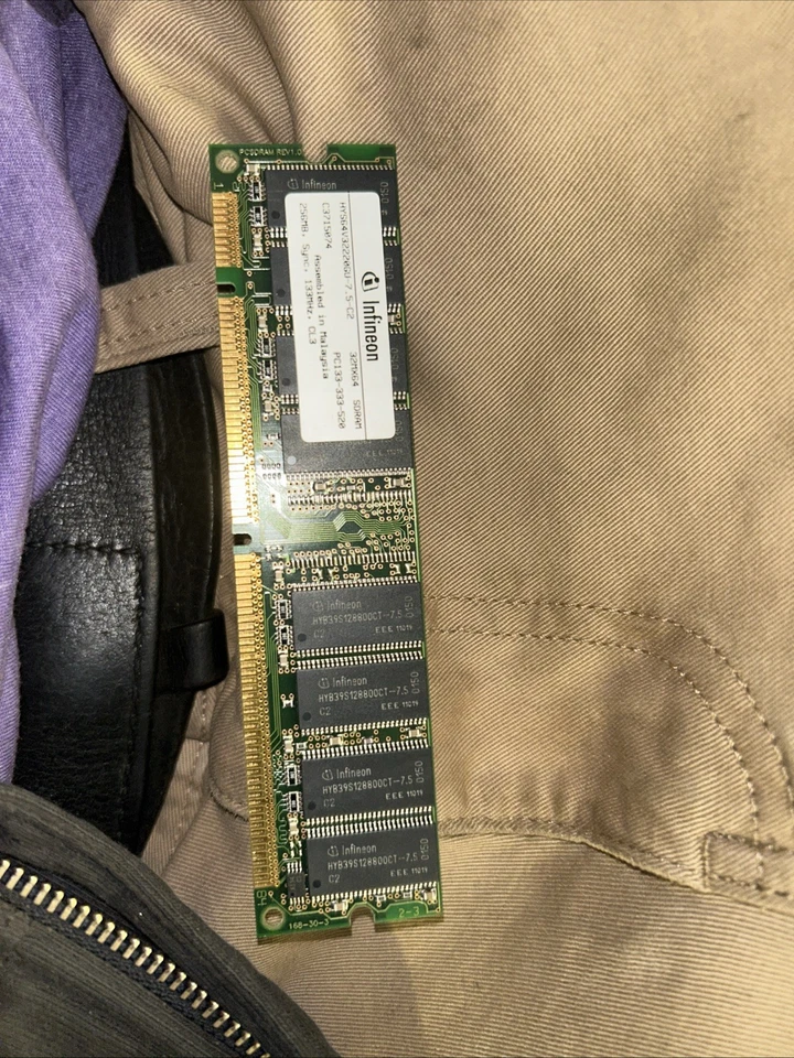 Infineon 256MB HYS64V32300GU-7.5-C2 UDIMM PC133 NO ECC Foto 1 de 1