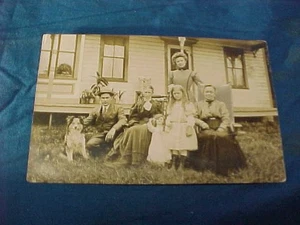 Early 20thc LITTLE GIRL w Family w Her DOLL+ PET DOG REAL PHOTO POSTCARD - Imagen 1 de 2
