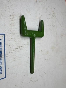 Z938H LATCH FORK fits JOHN DEERE USED - Picture 1 of 3