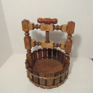 Schiaccianoci e ciotola vintage Wishing Well in legno con borchie in metallo e cracker a vite. 11" - Foto 1 di 10