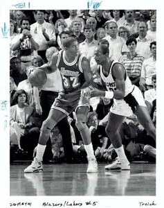 TYPE 1: 1991 Press Photo Los Angeles Lakers Magic Johnson .vs. Clyde Drexler - Picture 1 of 2