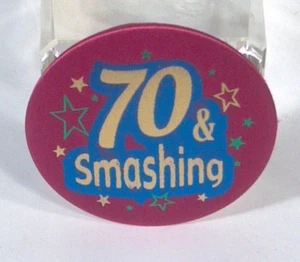 70 und Smashing Pin 2,25" Button Anstecker Geburtstag - Bild 1 von 4