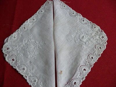 2 broderies blanches sur linon XIXème à récupérer pour travaux de couture - Photo 1/4