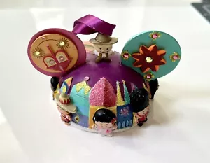Disney Parks It’s A Small World Mickey Ohren Mütze Weihnachtsschmuck Neu mit Etikett - Bild 1 von 2