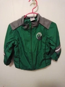 Cortavientos de baloncesto Faded Glory 24 meses verde - Imagen 1 de 2