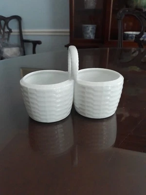 Винтажные белые керамические двойные тканые корзины Tiffany & Co с солью и перцем - Изображение 1 из 3
