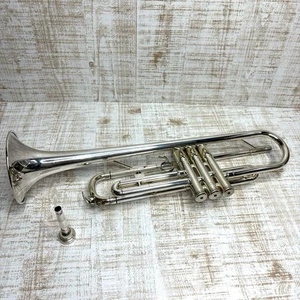 Tromba Yamaha YTR-1335 con custodia morbida e boccaglio modello vintage - Foto 1 di 12