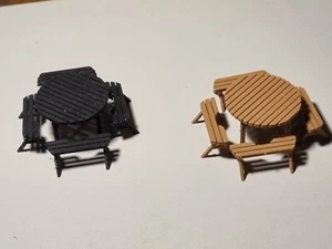 Runde Picknicktische "verschiedene Farben" "zusammengebaut" Maßstab 1:32 - Bild 1 von 7