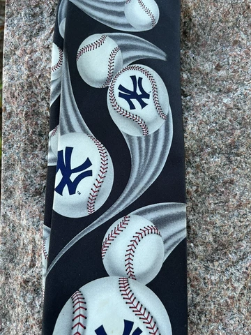 New York Yankees Curve Ball Ralph Marlin & Co. MLBP 2003 Neck Tie 57-6OL-3.5w Cover