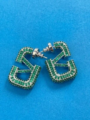 Pendientes de aro de cristal verde en forma cuadrada con logotipo en V de Valentino de plata Foto 1 de 4