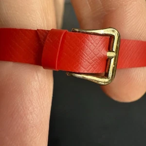 Muñeca Barbie vintage años 60 moda paquete traje de juego conjunto: cinturón de vinilo ancho rojo leer - Imagen 1 de 13