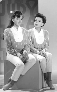 382717 Judy Garland mit Tochter Liza Minnelli WANDDRUCK POSTER USA - Bild 1 von 7