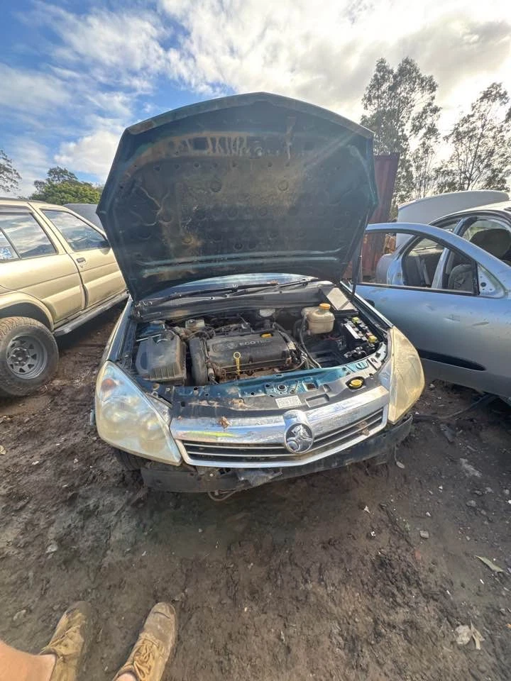 2006 Holden Astra AH Right Drivers Headlight H Series #B729 - image 1 of 4