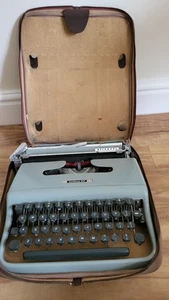 Olivetti Lettera 22 Portable Type Writer with Case Faulty Spares or Repair - Picture 1 of 24