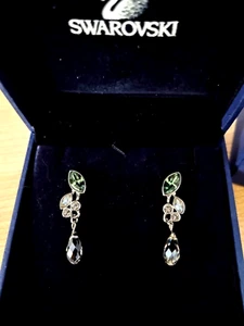 Orecchini Swarovski ritirati firmati ghirlanda fodiata goccia traforata 992668 - Foto 1 di 8