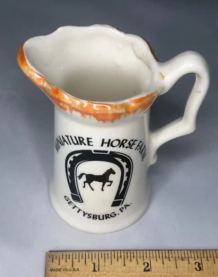 Pequeña jarra de leche de cerámica en miniatura de granja de caballos Gettysburg Pa. crema de colección Foto 1 de 4