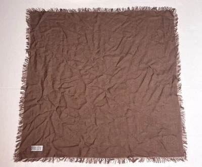 "Bufanda cuadrada de punto marrón liso Vera Neural con patrón de ojales con borde de flecos 30""x30""" Foto 1 de 4