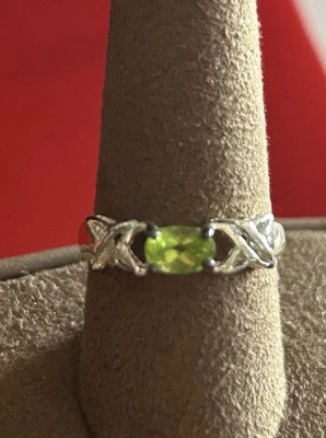 Conjunto de anillo de peridoto facetado con diseño moderno tono plata talla 6, Foto 1 de 4
