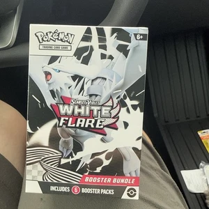 Pokemon TCG: Escarlata y Violeta BLANCO ACAMPANADO Booster Paquete Caja NUEVO SELLADO DE FÁBRICA - Imagen 1 de 1