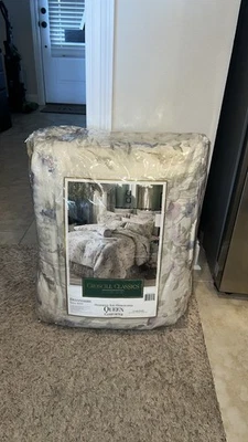 Queen Comforter devonshire style 9377 by JCPenny - Image 1 of 3