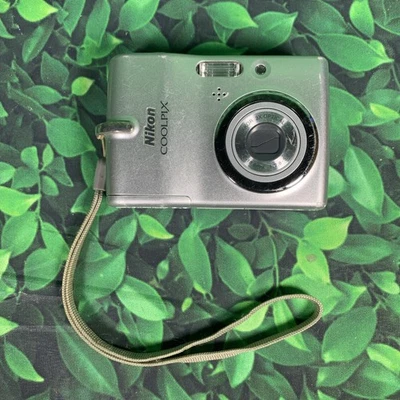 Nikon COOLPIX L10 5.0MP 3X Zoom Digital Camera Silver - TESTED - - Image 1 of 4
