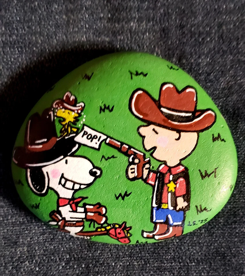 Pisapapeles roca pintado a mano: vaquero Snoopy jugando con Charlie Brown y Woodstock Foto 1 de 1