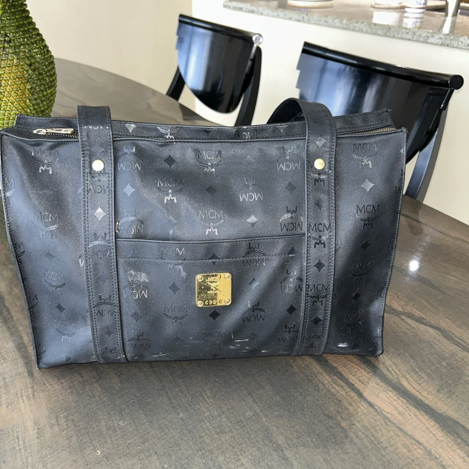 Auténtico bolso de hombro grande con doble correa para dama en negro de MCM.  Foto 1 de 4