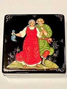 SIGNED RUSSIAN~HAND PAINTED~BLACK LAQUER TRINKET/JEWELRY BOX~THE LOVERS~3”x3” - Picture 1 of 11