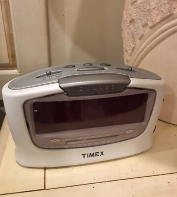 Radio Reloj Despertador Pantalla Digital Jumbo VintageTimex T254W, AM FM Blanco Perla   Foto 1 de 4