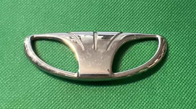 DAEWOO - PLACA/EMBLEMA COCHE - 95 X 35 MM - EN MUY BUENA CONDICIÓN Foto 1 de 2
