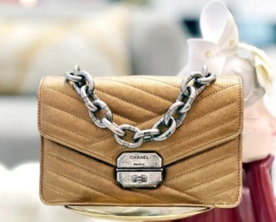 Auténtico bolso Chanel clásico con solapa cadena de bloqueo giratorio bidireccional Foto 1 de 4