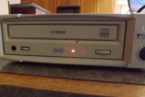 YAMAHA EXTERNAL SCSI EXTERNAL CD-R / RW DRIVE BY BELLSTOR - Afbeelding 1 van 12